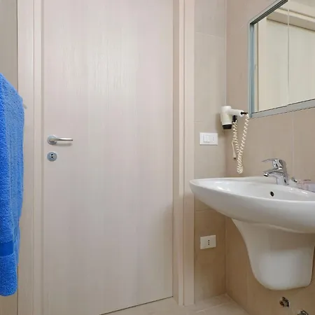 Charming Retreat Just Steps From The شقة